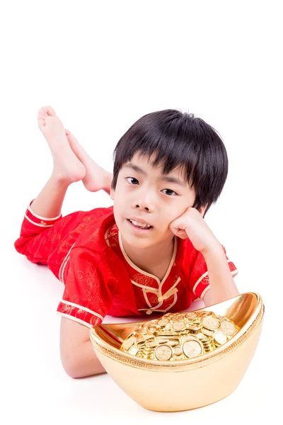 Милий азіатських хлопчика в традиціях китайського Cheongsam ізольовані на білому — стокове фото
