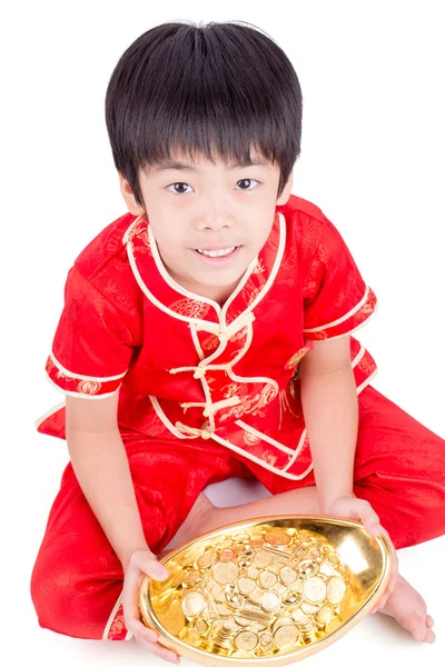 Leuke Aziatische jongen In Chinese Cheongsam traditie geïsoleerd op wit — Stockfoto