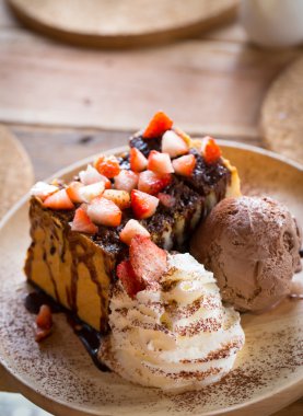 Çilekli çikolatalı bal tost