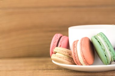  Görüntü, renkli Fransızca Macarons üzerinde ahşap arka plan