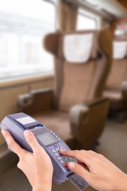 Kadın el ile kredi kartı tokatlamak için rezervasyon o terminal aracılığıyla