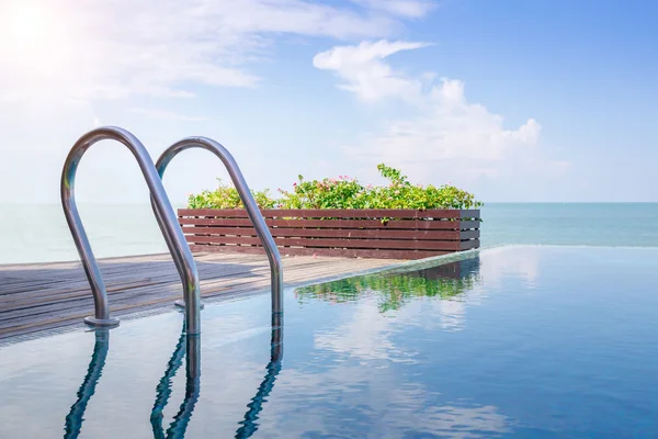 Bela vista da piscina infinita — Fotografia de Stock