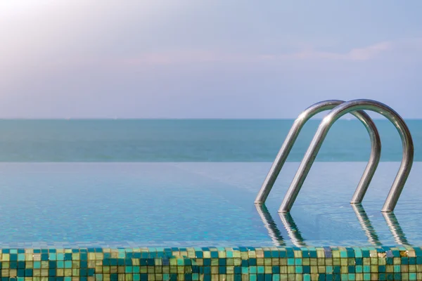 Piscine extérieure avec escalier le jour ensoleillé — Photo