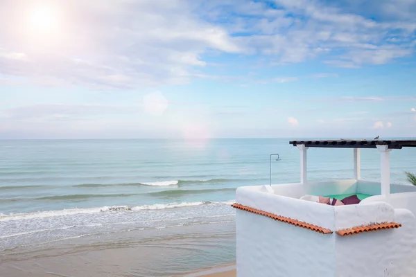 Terraza en planta superior con vistas al mar con cielo azul y luz solar — Foto de Stock