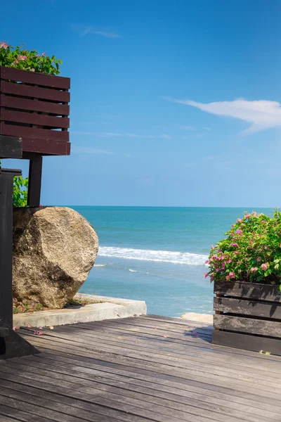 Terraza de madera con escalera al mar — Foto de Stock