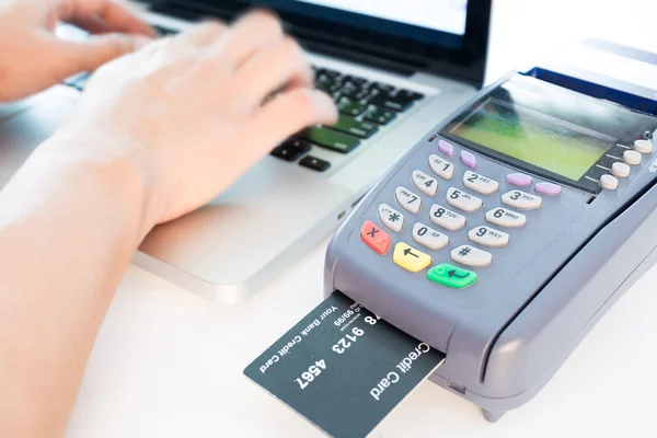 Credit Card Machine In de winkel — Stockfoto