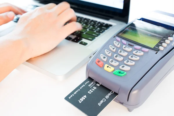 Πιστωτική κάρτα μηχανή στο κατάστημα — Φωτογραφία Αρχείου