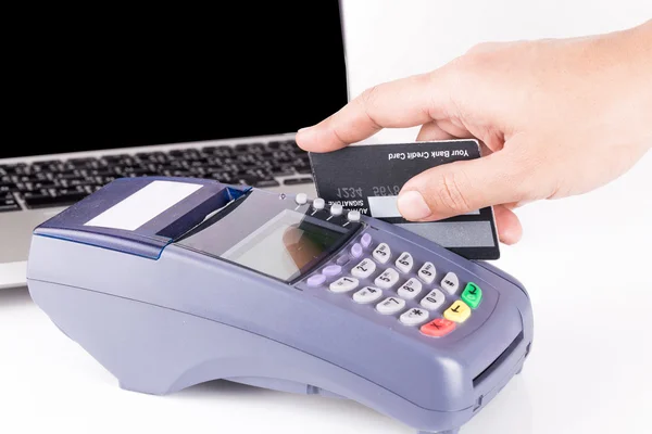 Рука держит кредитную карту с кредитной картой автомат — стоковое фото