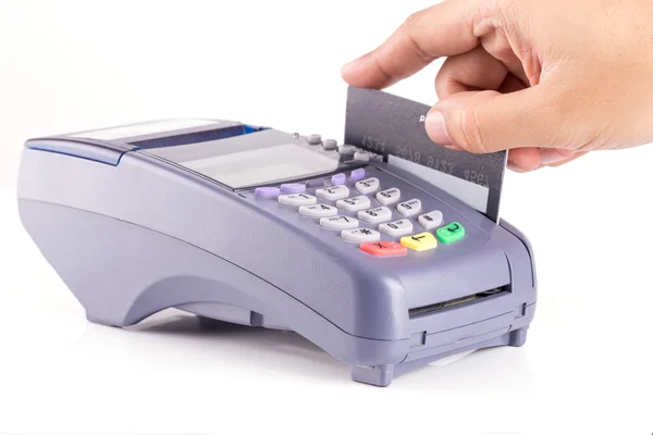 Hand Swiping Tarjeta de crédito en la máquina de tarjeta de crédito — Foto de Stock