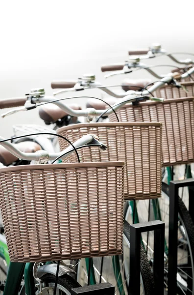Immagine delle biciclette retrò parcheggiate sulla strada — Foto Stock
