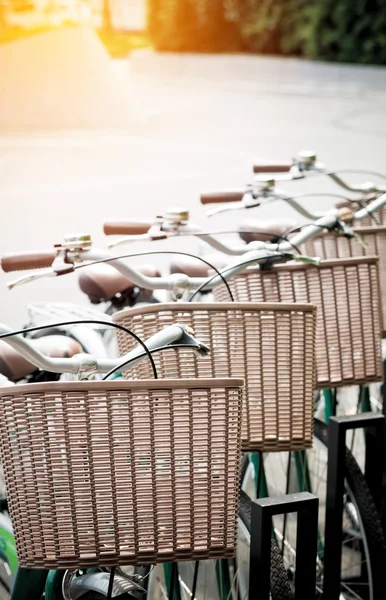 Immagine delle biciclette retrò parcheggiate sulla strada — Foto Stock