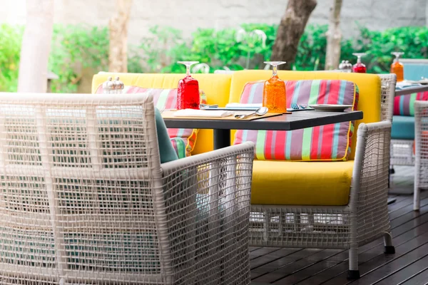 Configuración de mesa para una fiesta de jardín al aire libre con esquema colorido —  Fotos de Stock