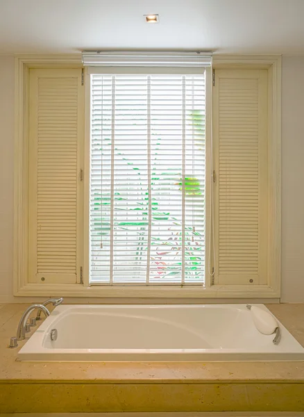 Badezimmer innen mit Whirlpool-Badewanne — Stockfoto