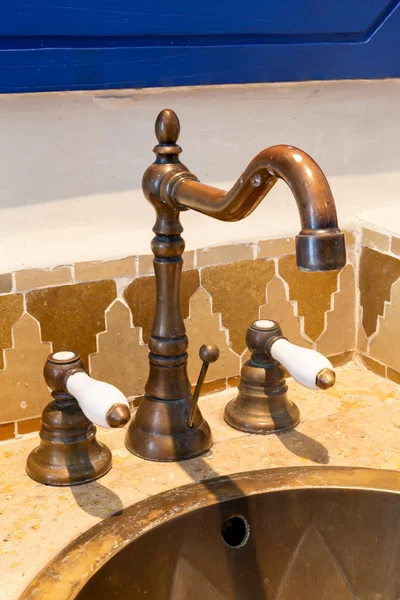 Luxury vintage brass faucet in the bathroom — Stock Photo, Image