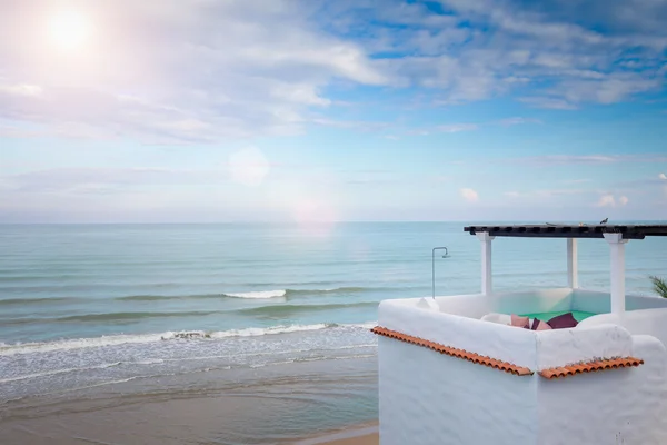 Terraza en planta superior con vistas al mar con cielo azul y luz solar — Foto de Stock