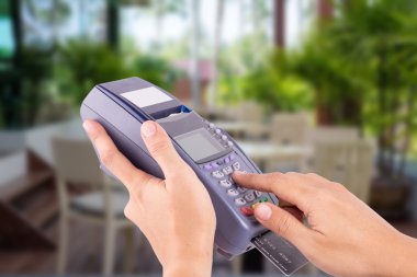 Kadın el ile kredi kartı swipe aracılığıyla terminal r Satılık