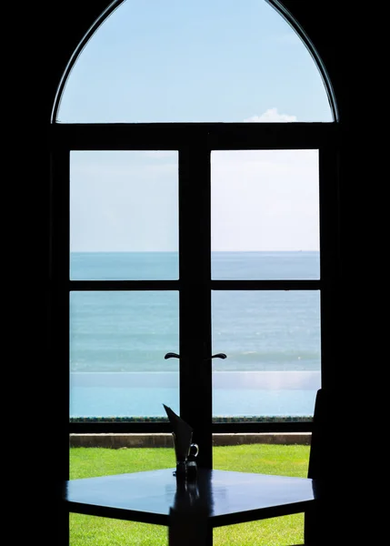 Hermoso océano: Vista de la silueta desde la ventana — Foto de Stock