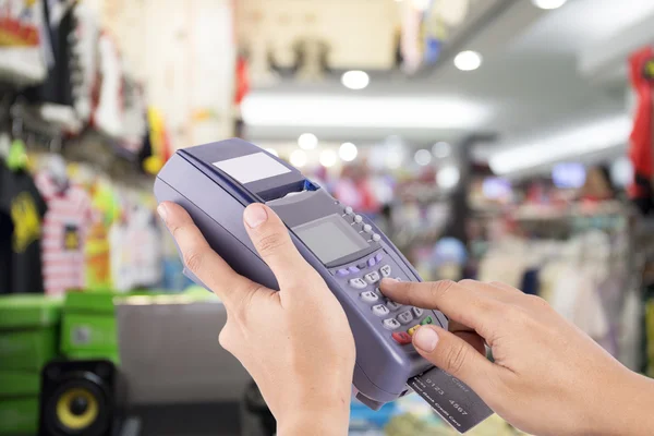 Mujer mano con tarjeta de crédito deslizar a través de terminal para la venta en C — Foto de Stock