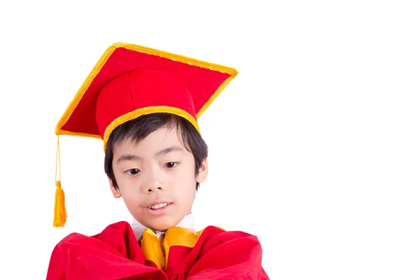 Menino bonito vestindo vestido vermelho criança graduação com quadro de morteiro — Fotografia de Stock