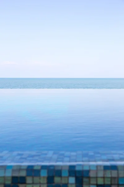 Piscina Infinity de lujo con cielo azul — Foto de Stock