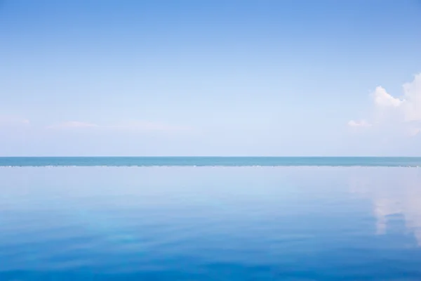 Empty Blue Ocean and Blue Sky : View from infinity pool — Stock Photo, Image