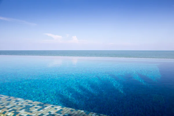 Luxusní bazén s modrou oblohou — Stock fotografie