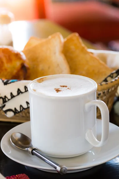 Café quente com pão no fundo — Fotografia de Stock