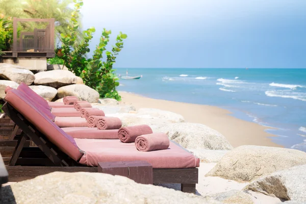 Serviettes enveloppées avec transat vide sur une belle plage — Photo