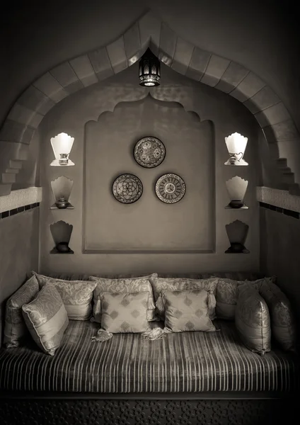 Marockansk vardagsrum inredning i svart & vit — Stockfoto