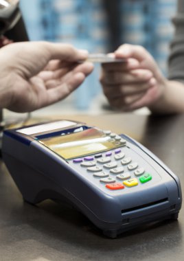 Kredi kartı makine kredi teslim kadın tablo