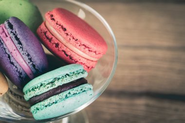 Yığın odak resim, renkli Fransızca Macarons üzerinde ahşap backgrou