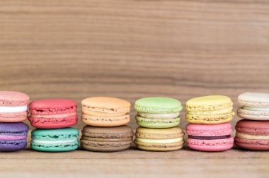 Yığın odak resim, renkli Fransızca Macarons üzerinde ahşap backgrou