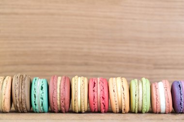 Yığın odak resim, renkli Fransızca Macarons üzerinde ahşap backgrou