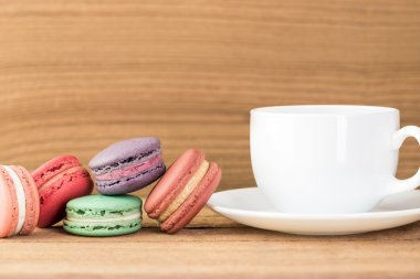 Yığın odak resim, renkli Fransızca Macarons üzerinde ahşap backgrou