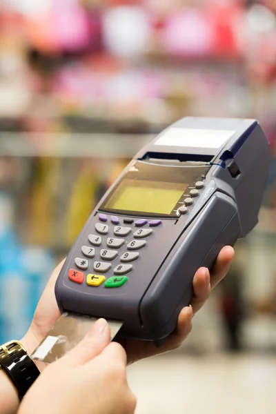 Woman hand with credit card swipe through terminal for sale in s — Stock Photo, Image