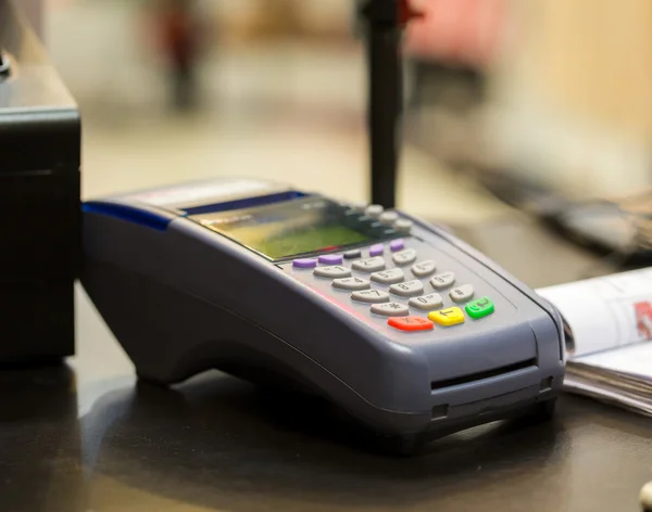 Kreditkort maskin på kassan counter i butiken — Stockfoto