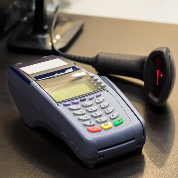 Kreditkartenautomat mit Barcode-Scanner im Hintergrund — Stockfoto