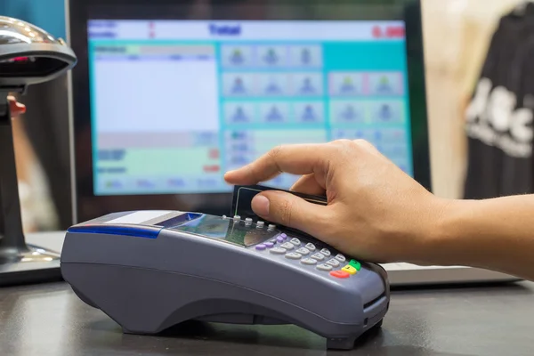 Handstreiche Kreditkarte im Geschäft — Stockfoto