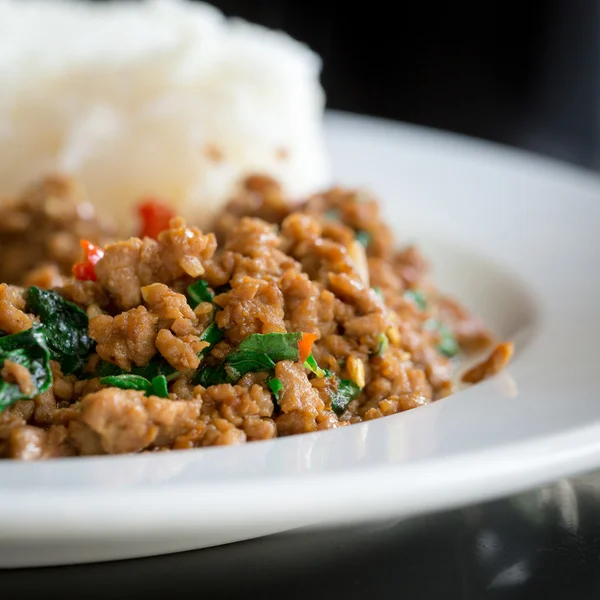 Tajski Spicy żywność: Mieszać smażone wieprzowina Święty Bazyli z ryżu - Selecti — Zdjęcie stockowe
