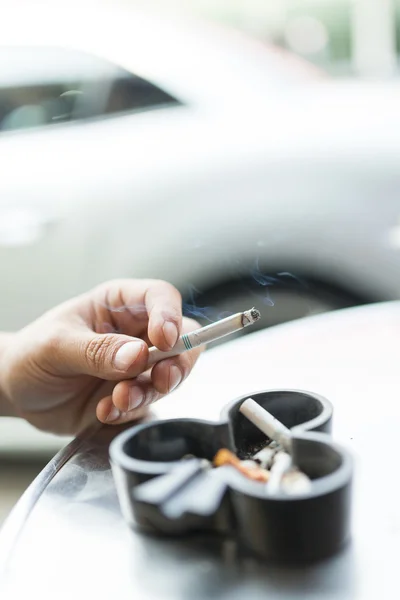 Mann raucht Zigarette und benutzt Aschenbecher — Stockfoto
