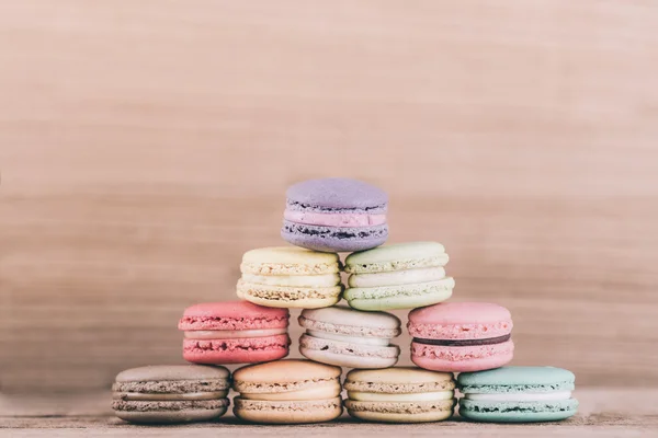 Macarons coloridos com pastel vintage filtrado — Fotografia de Stock