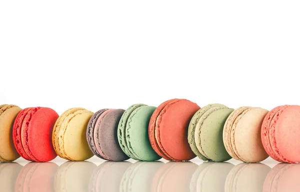 Imagem do foco da pilha de Macarons franceses coloridos: P filtrado retro — Fotografia de Stock