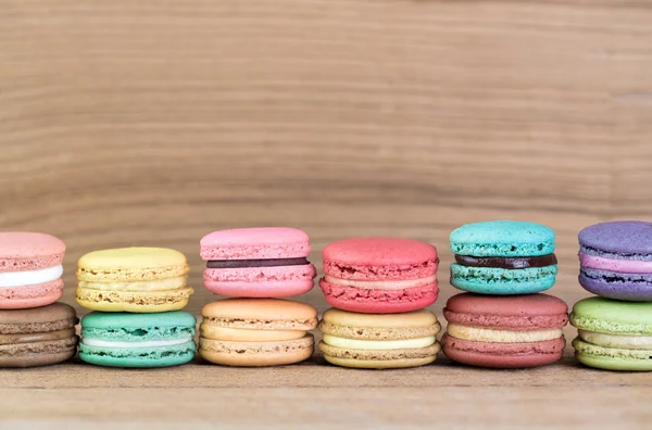 Imagem do foco da pilha de Macarons franceses coloridos no backgrou de madeira — Fotografia de Stock
