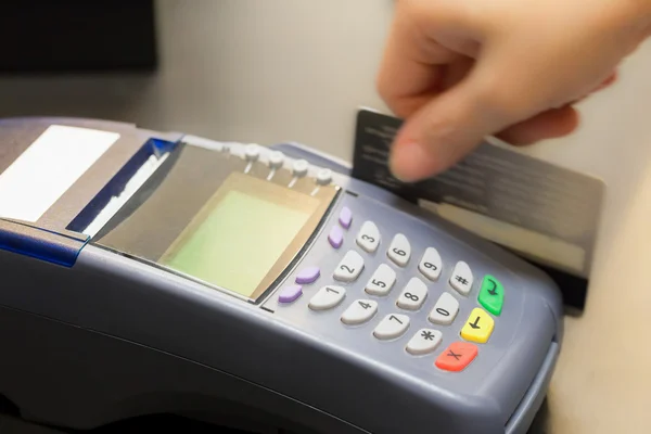 Χέρι Swiping πιστωτική κάρτα στο κατάστημα Εικόνα Αρχείου