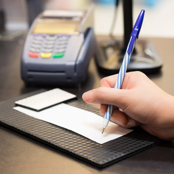 Καταναλωτή υπογραφή σε μια πώληση απόδειξης συναλλαγής με πιστωτική κάρτα Εικόνα Αρχείου