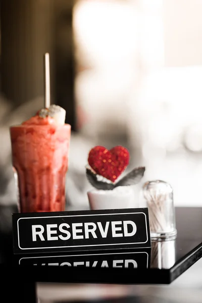 Vintage-Stil Bild eines reservierten Schild auf einem Tisch im Restaurant Stockfoto