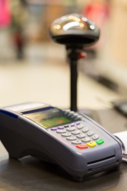 Kasiyer sayacı depodaki makinede kredi kartı: seçici