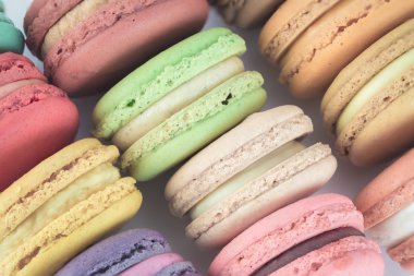 Yığın odak resim, renkli Fransızca Macarons üzerinde ahşap backgrou