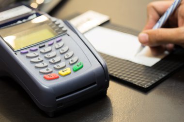 Hareket oturum açma ile kredi kartı makine üzerinde renk düğmeleri