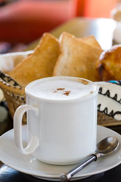 Café quente com pão em segundo plano: Foco seletivo — Fotografia de Stock